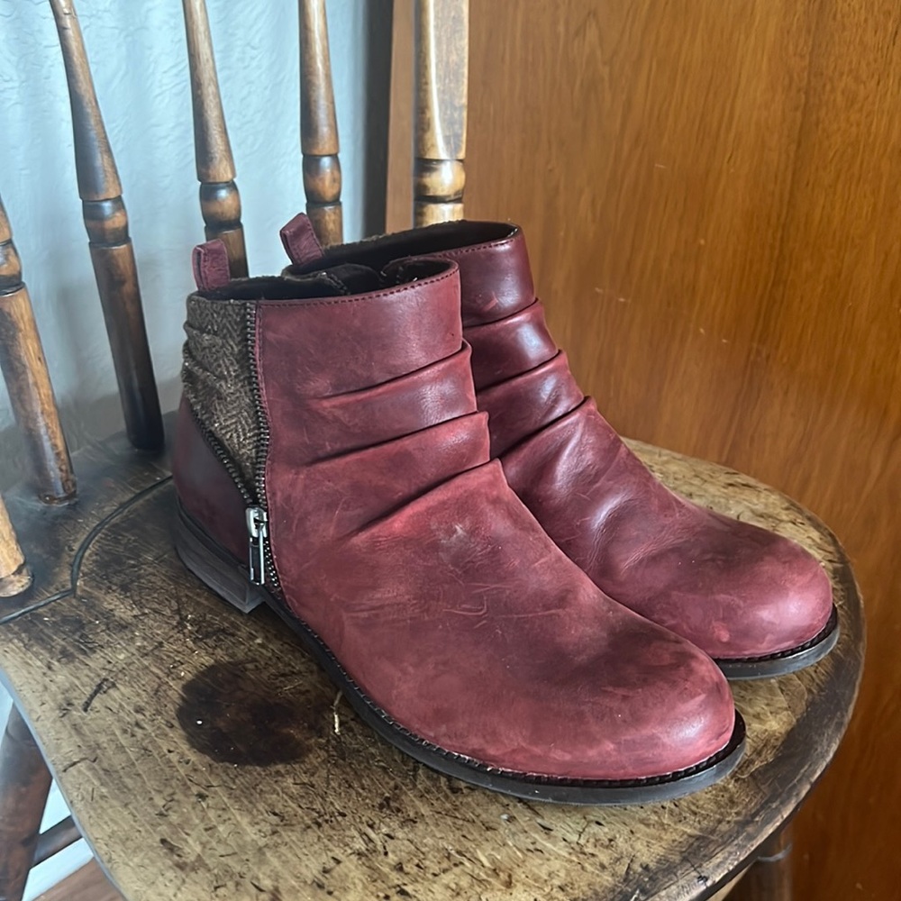 Red CAT size 39 boots.